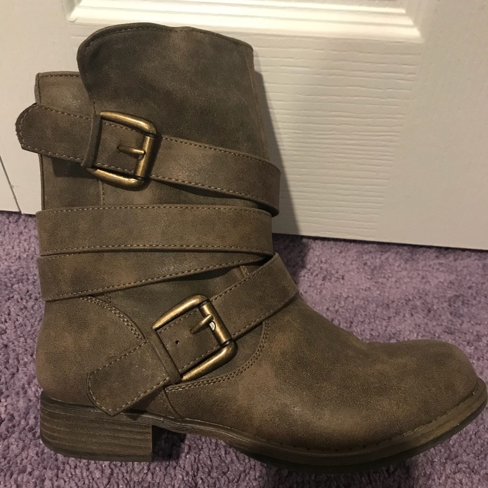 Adorable brown/ gray boot